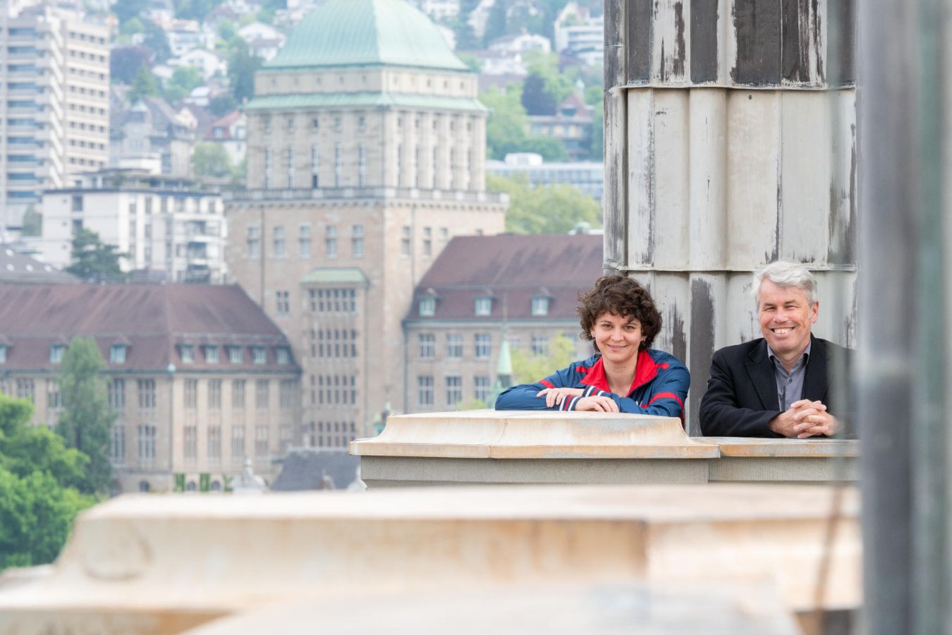 Vor 500 Jahren hielt Reformator Huldrych Zwingli im Grossmünster Bibelstunden ab. Jahrhunderte später entstand daraus die Universität Zürich. Die Theologin Judith Engler und der Theologe Konrad Schmid über die Frage, was hat die Theologie der Gesellschaft noch zu sagen hat.